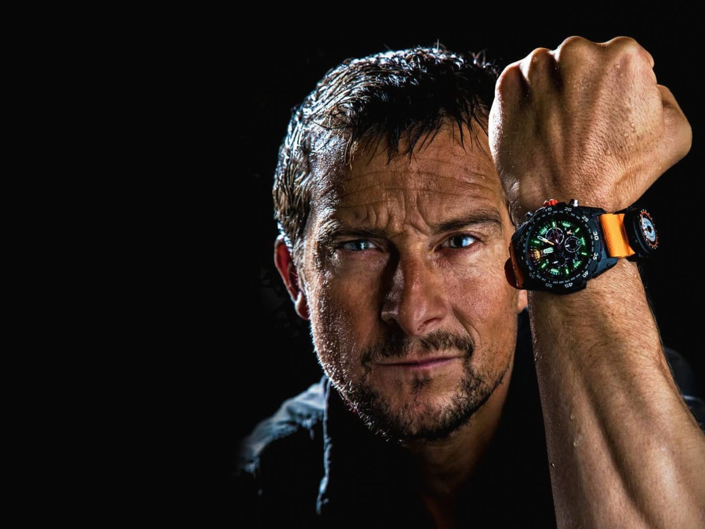 Überlebenskünstler Bear Grylls mit Luminox-Uhr