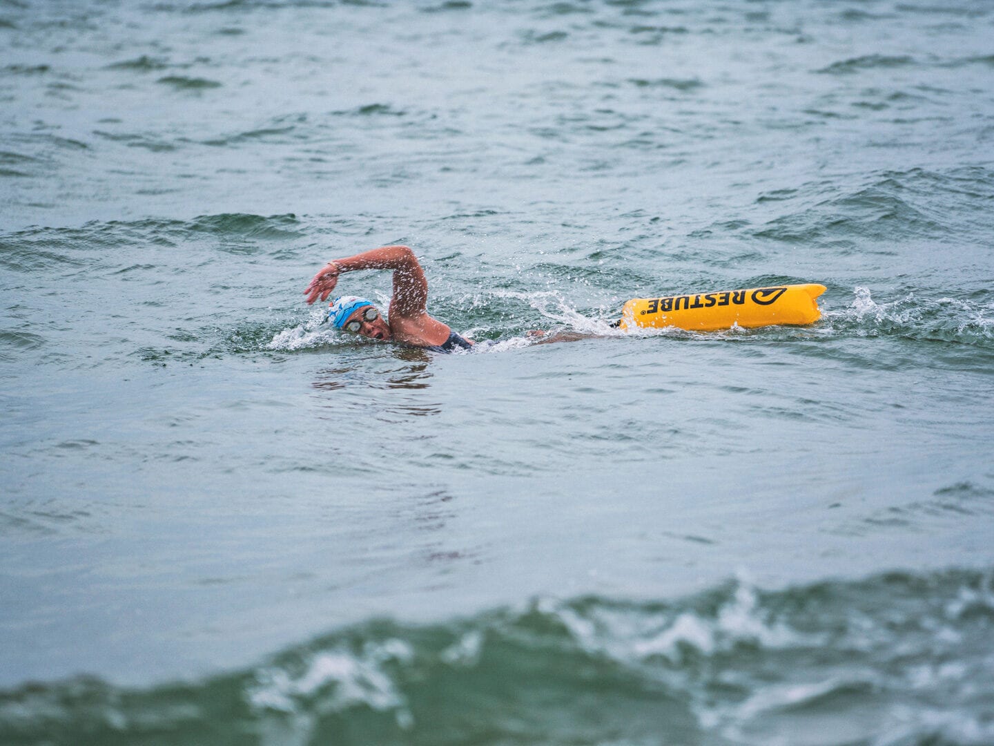 Natalie Pohl schwimmt im Meer