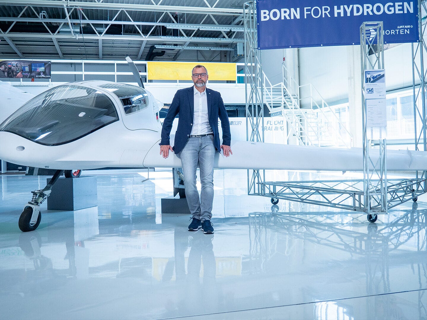 Sven Lindig präsentiert das Nurflügel-Flugzeug HORTEN HX-2