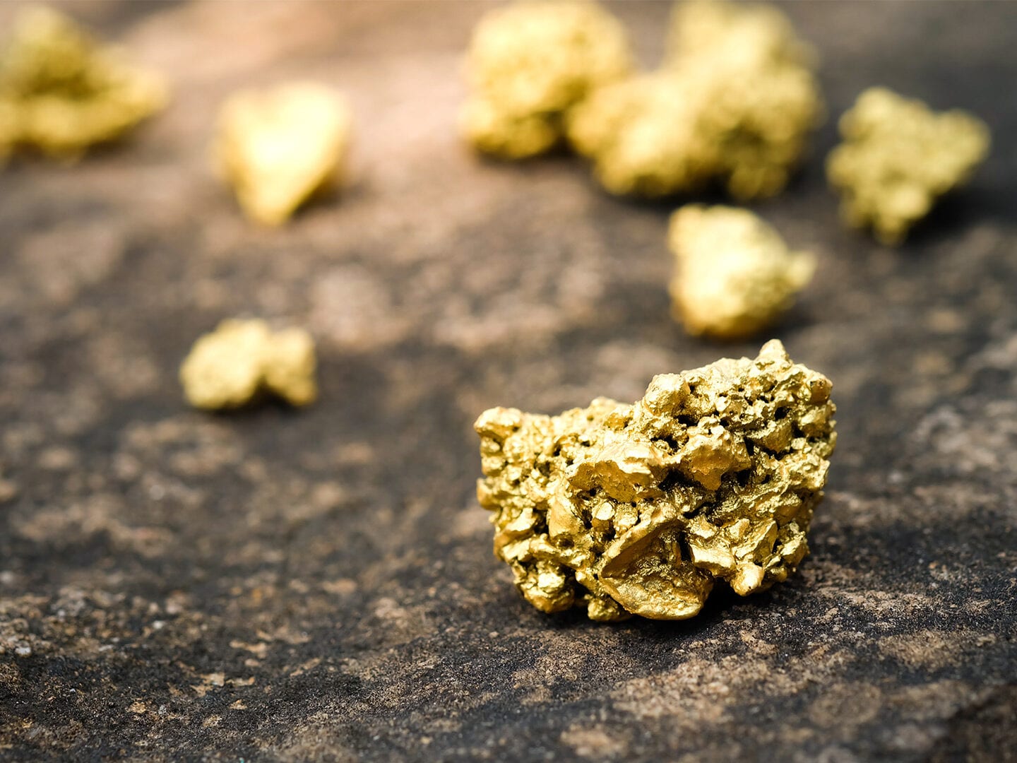 Gold Nugget auf steinigem Untergrund