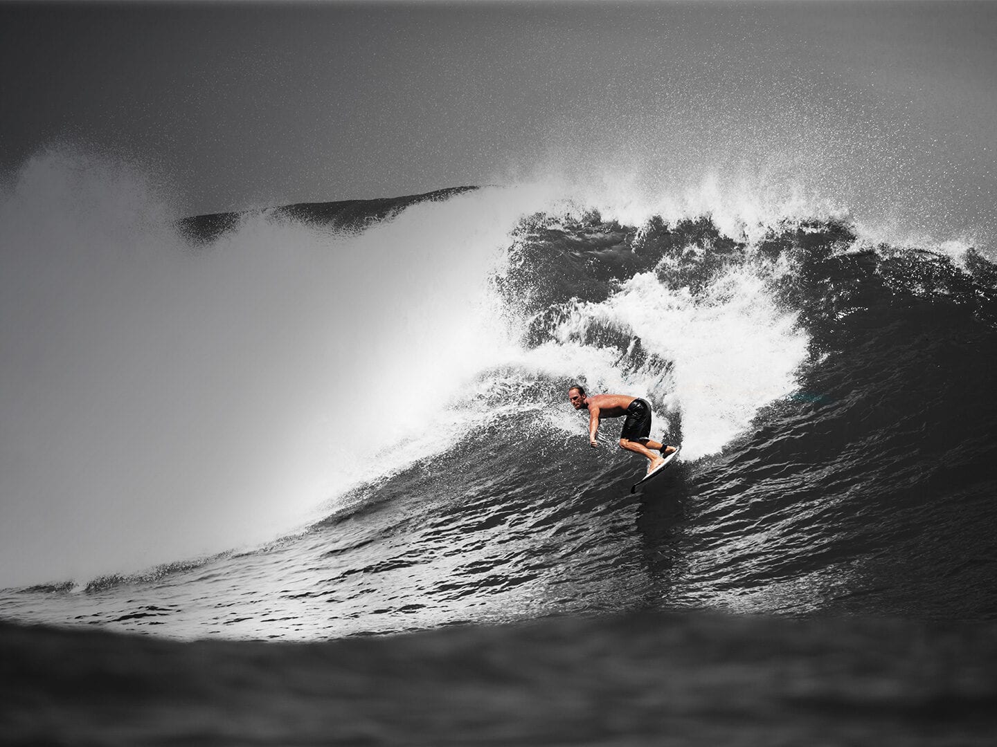 Surfer reitet die Welle