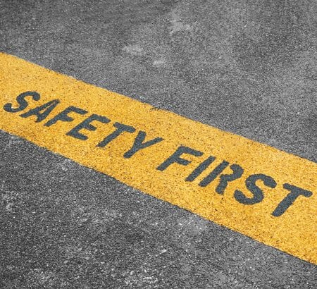 Warnhinweis: Safety First, Sicherheit geht vor.