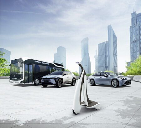 Roller, Bus und Autos mit Wasserstoffantrieb vor Stadtbild