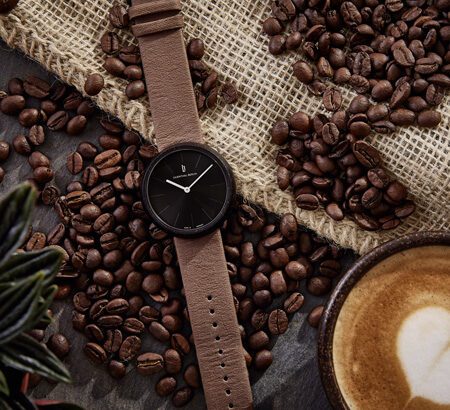 Coffee Watch: Eine braune Uhr liegt auf Kaffeebohnen