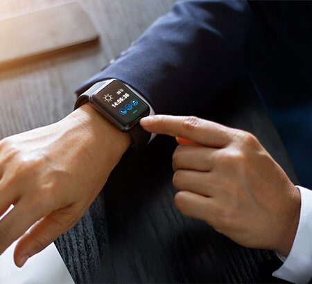 Mann trägt eine Smartwatch am Arm
