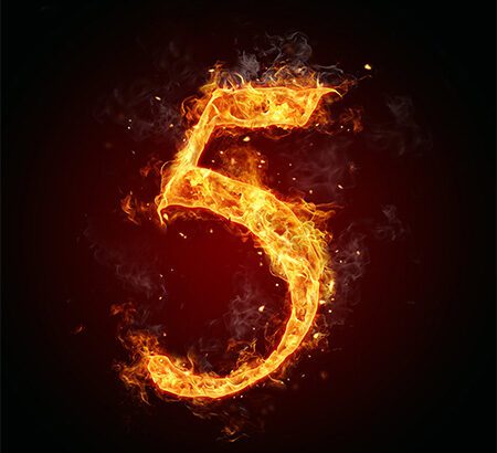 Eine brennende Zahl fünf
