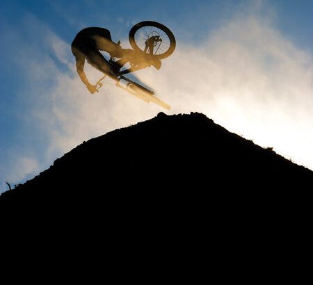 Mountainbiker springt über einen Hügel