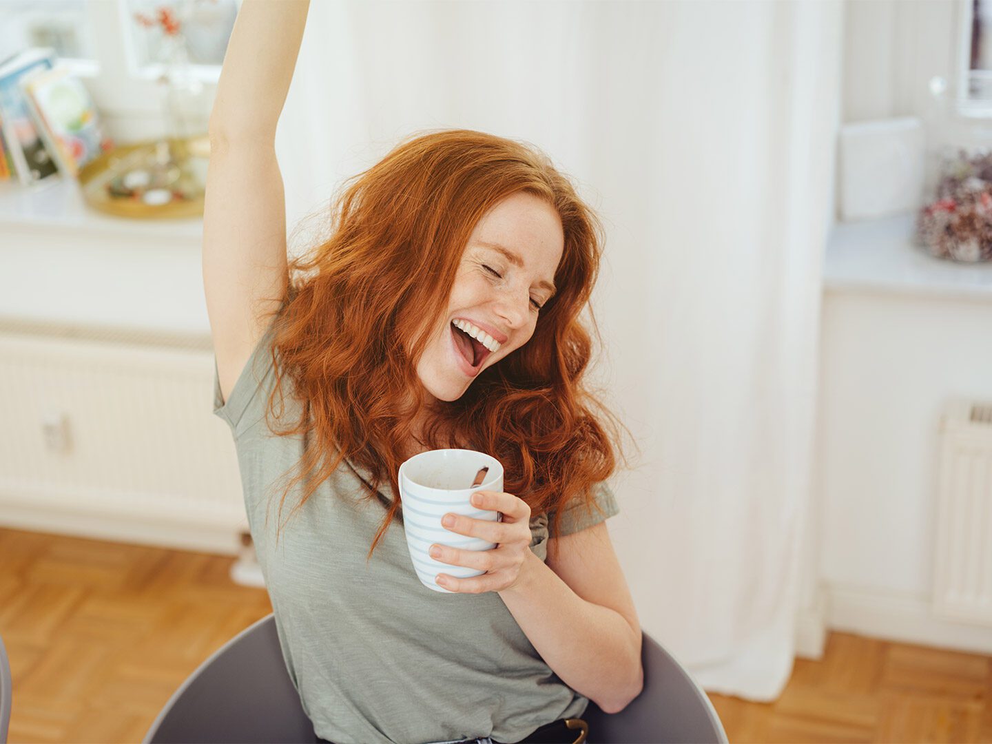 Frau trinkt Kaffee und motiviert sich selbst