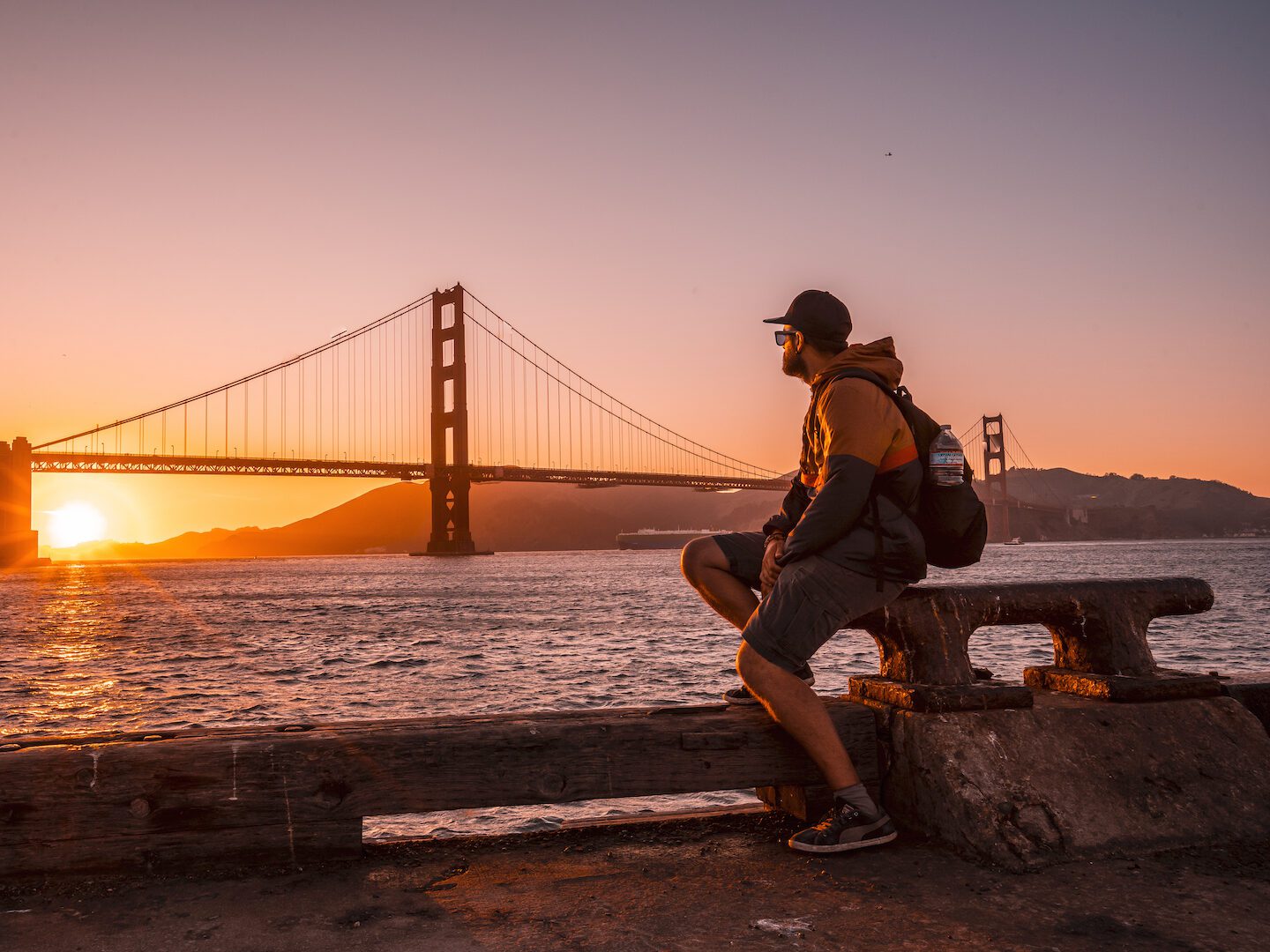 Ein Mann blickt auf die Golden Gate Bridge