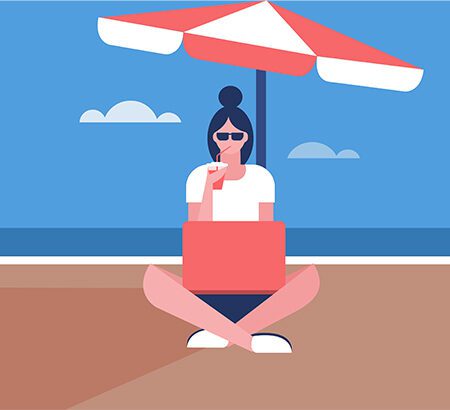 Frau sitzt während der Workation am Strand und arbeitet