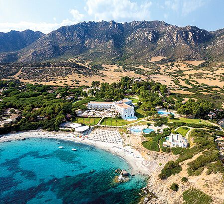 Blick auf das „Falkensteiner Resort Capo Boi“ auf Sardinien