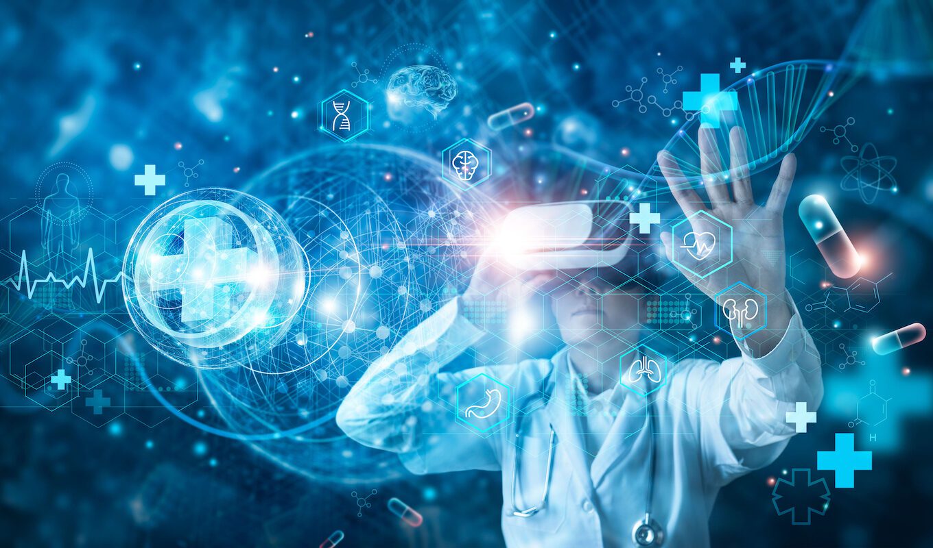 Arzt schaut sich medizinische Daten mit einer VR-Brille an
