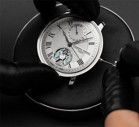 Eine Schnellschwinger-Uhr von Frederique Constant wird gestellt