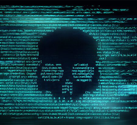 Symbolbild Cyberangriffe, Totenkopf vor Code