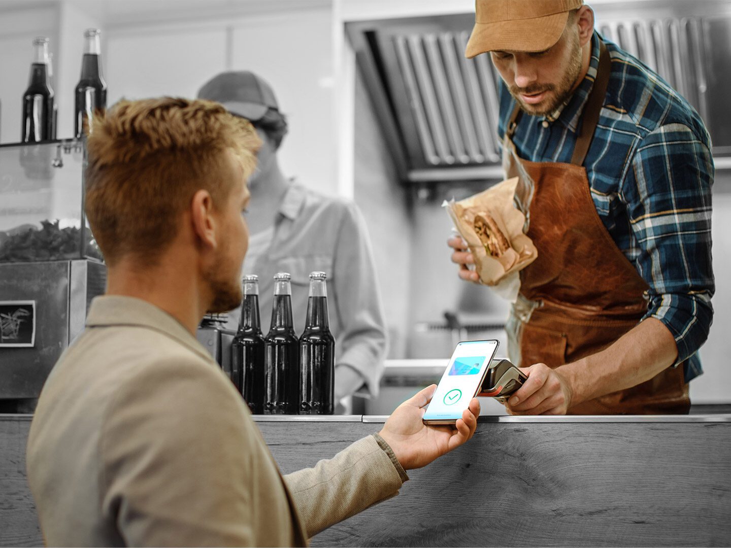 Der Betreiber eines Foodtrucks bevorzugt neue Payment-Lösungen. Hier zahlt ein Kunde per Smartphone.