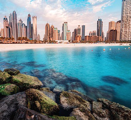 Blick auf den Strand und die Skyline von Dubai, eine beliebte Location für Longstay