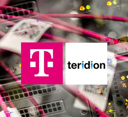 Logos der Unternehmen Telekom und Teriodion vor Hintergrund, auf dem Kabel zu sehen sind