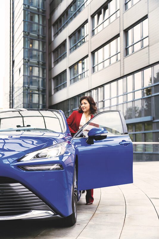 Katherina Reiche steigt in das Toyota Mirai Wasserstoff-Taxi