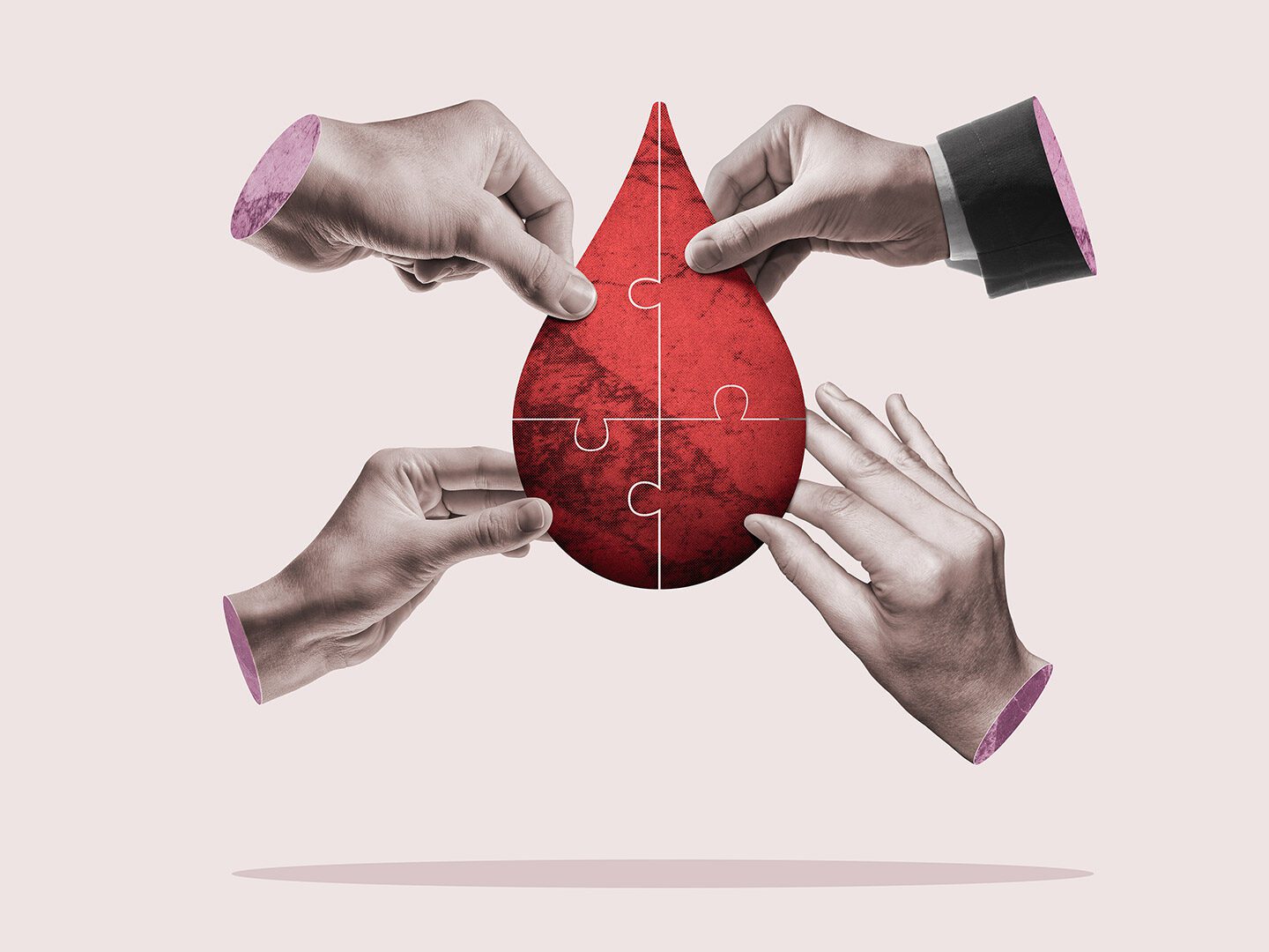 Vier Personen setzen das Puzzle eines Blutstropfens zusammen
