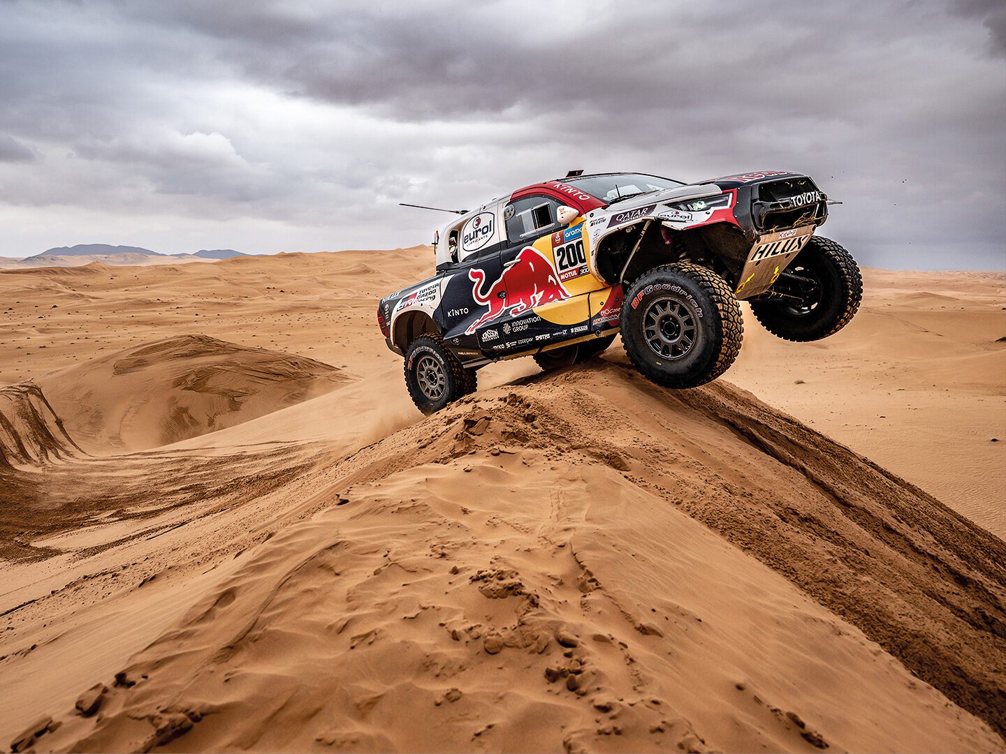 Rallye Dakar 2023: Gewinner Nasser Al-Attiyah erklimmt mit seinem Toyota eine große Düne.