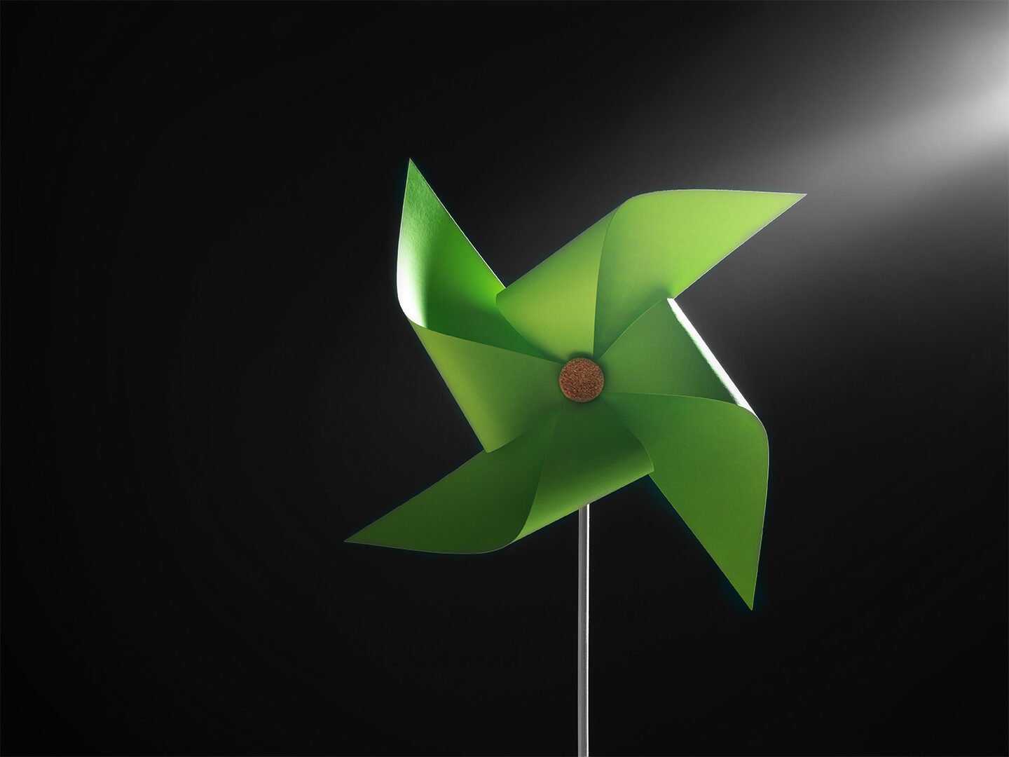 ein grünes Windrad als Symbolbild für nachhaltige Investments