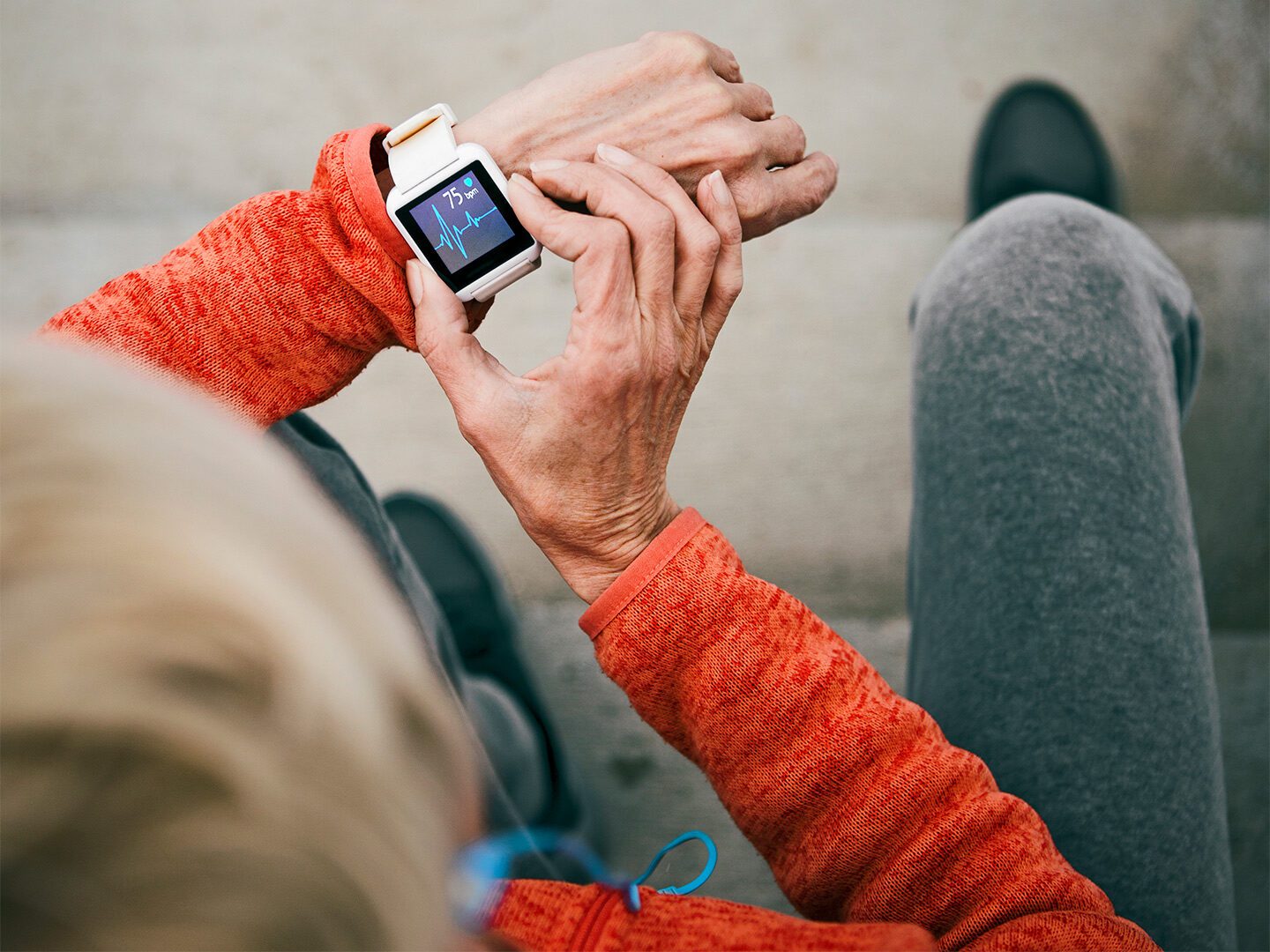 Eine Frau überprüft ihre Herzfrequenz auf einer Smartwatch. Diese könnten bei der Prävention unterstützen und ein wichtiges Element der Gesundheitsversorgung werden