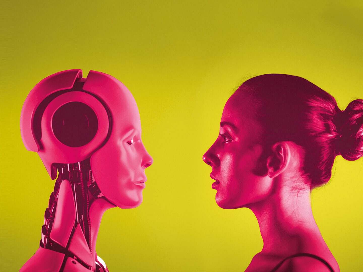 Links ein Kopf eines KI-Roboters in pink, rechts ein Frauenkopf in pink. Beides vor gelbem Hintergrund.