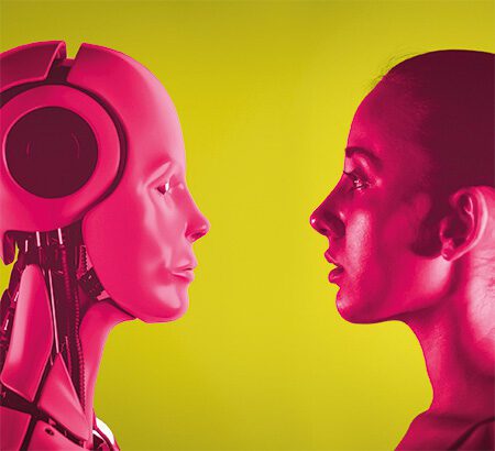 Links ein Kopf eines KI-Roboters in pink, rechts ein Frauenkopf in pink. Beides vor gelbem Hintergrund.