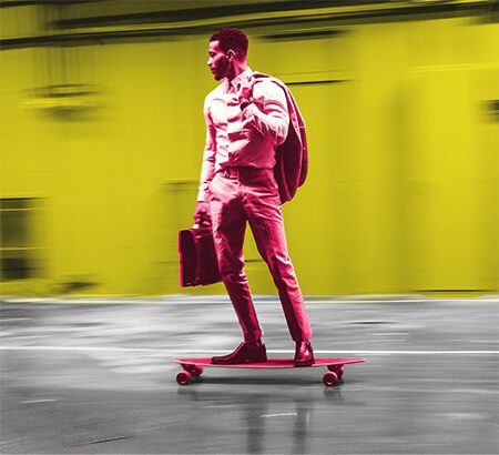 Titelbild Signal Iduna Interview: Mann in Businesskleidung auf Skateboard