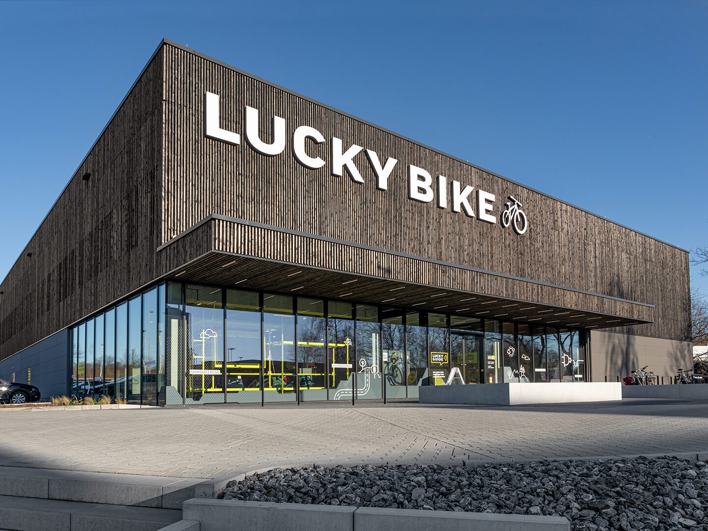 Außenansicht der Unternehmenszentrale von Lucky Bike in Bielefeld.