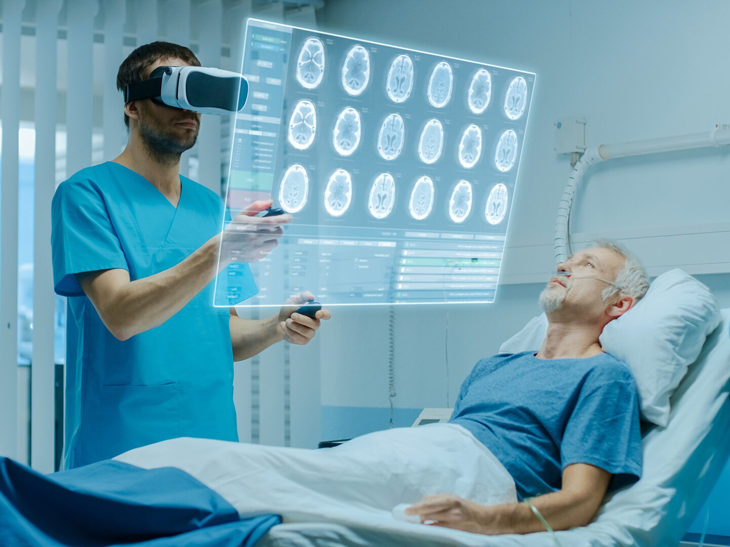 ein Arzt sieht die Daten und Untersuchungsergebnisse eines Patienten durch eine VR-Brille
