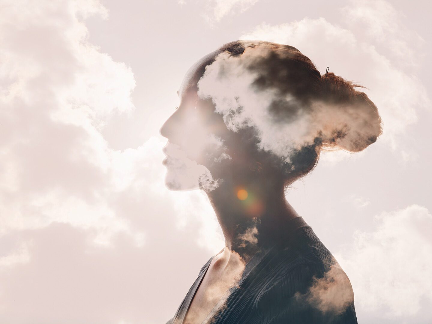 Eine Frau hat den Kopf in den Wolken