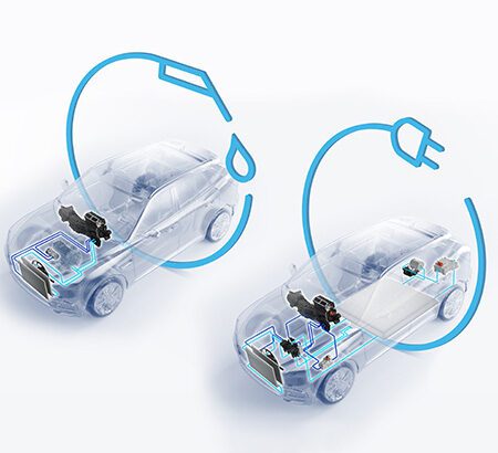 Zwei durchsichtige Modelle eines Autos, in denen man die Kühltechnik von Mahle sieht