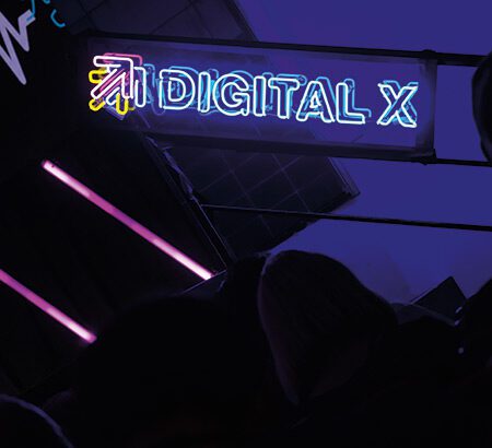 Neonröhren, die den Schriftzug Digital X bilden