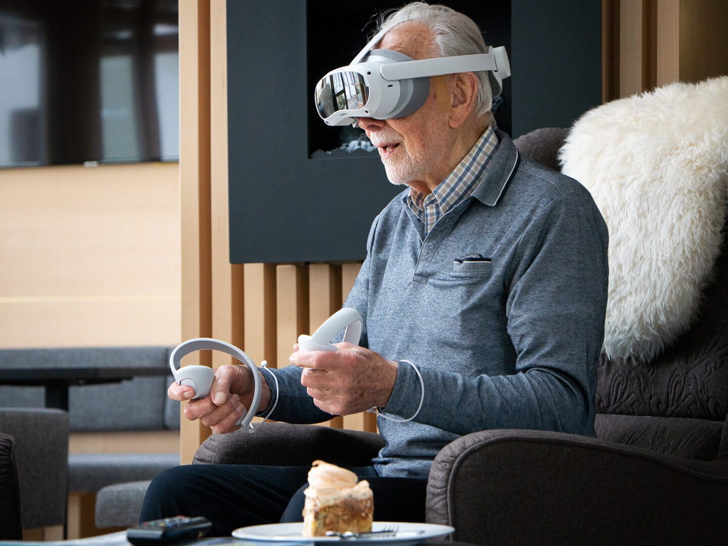 ein älterer Mann nutzt eine VR-Brille zur Neuro-Rehabilitation