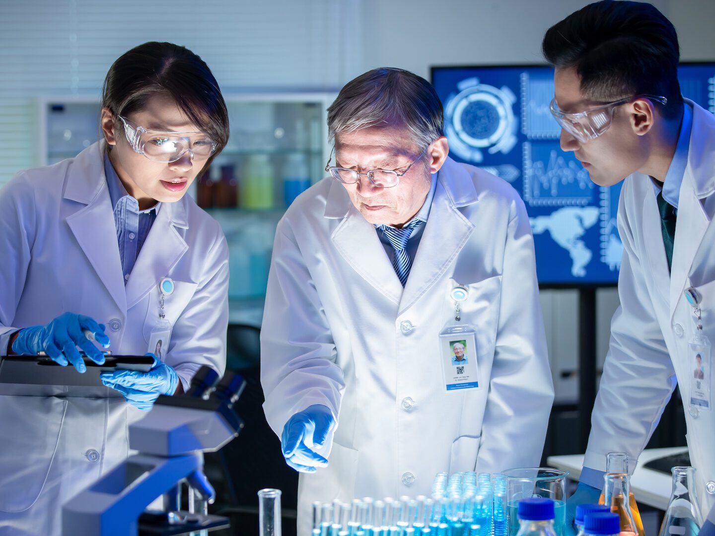 3 asiatische Wissenschaftler arbeiten in einem Labor