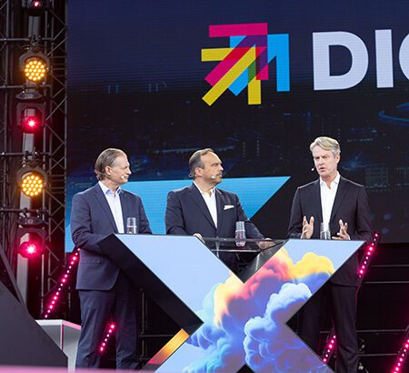 Hagen Rickmann von der Telekom Deutschland (Mitte) spricht bei der Digital X mit DocuSign-CEO Allan Thygesen (rechts) und Rüdiger Hoppen von TÜV Rheinland über Chancen und Hürden bei der Transformation