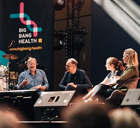 Moderator Prof. Dr. Dietrich Grönemeyer spricht gemeinsam mit Jörg A. Hoppe, Yvonne Rode sowie Anja Laskwoski von yeswecan!cer im Paneltalk auf dem BIG BANG HEALTH Festival zum Thema Krebs.