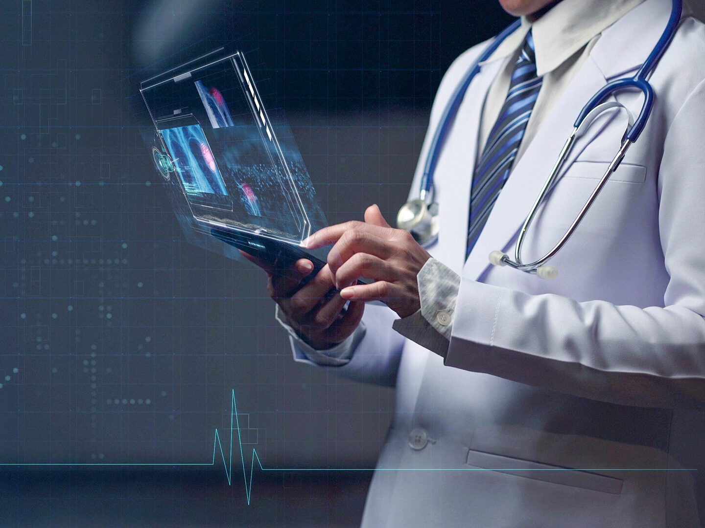 Ein Arzt mit einem Tablet und einem Hologram, als Symbol für KI im Gesundheitswesen