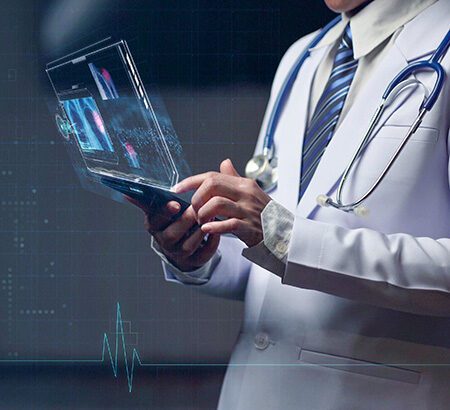Ein Arzt mit einem Tablet und einem Hologram, als Symbol für KI im Gesundheitswesen