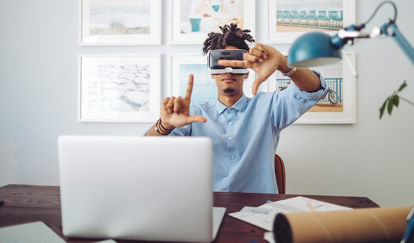 Ein gestikulierender Mann mit einer VR-Brille als Symbol für generative KI