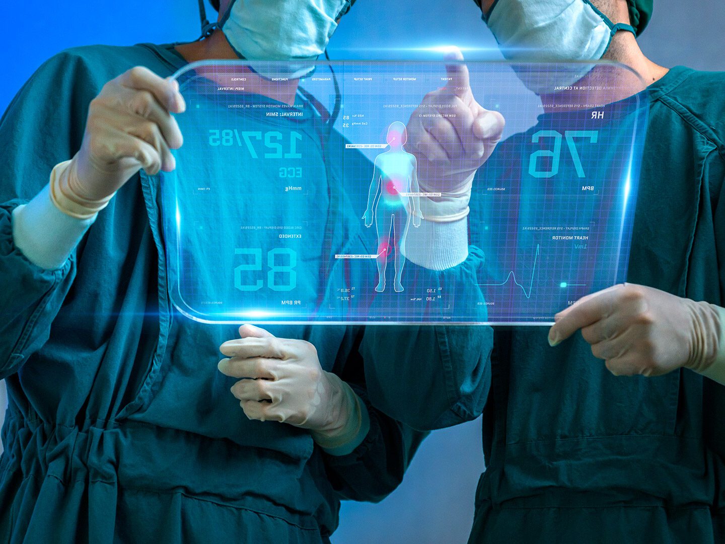 Krankenhaustransparenzgesetz: Eine digitale Tafel wird von zwei Ärztinnen oder Ärzten begutachten.