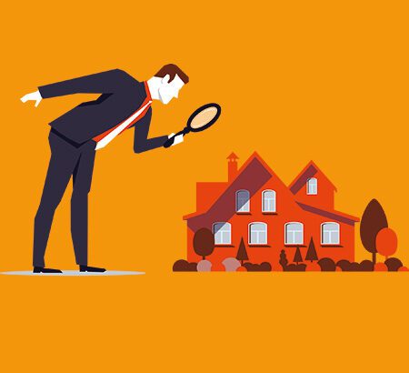 Illustration: Ein übergroßer Mann mit einer Lupe schaut auf ein rotes Mehrfamilienhaus herab, um günstiger Bauen zu symbolisieren