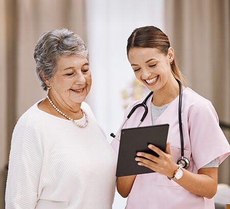 Eine Ärztin zeigt ihrer Patientin etwas auf einem Tablet, als Symbolbild für die Digitalisierung bei myneva