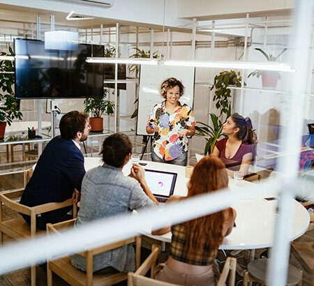 Meetingsituation mit vielen Menschen, steht symbolisch für Weiterbildung